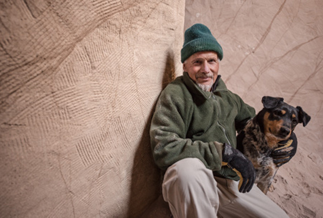 Этот талантливый отшельник уже 25 лет проживает с собакой в своей пещере. Все, кто здесь побывал, находятся в полном восторге от увиденного